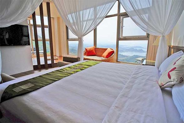 民宿または近くまでお送り
■民宿場所:九重町
1970年代の雰囲気を再現した、ノスタルジックな民宿。お部屋は清潔感があり、テラスのあるお部屋では九份の町を見渡せます。
※空室がなければ、WINSOR B&B(温莎堡民宿)本館をご予約させていただきます。
※部屋の指定は不可となります。
※部屋の種類によっては追加料金が必要となります。