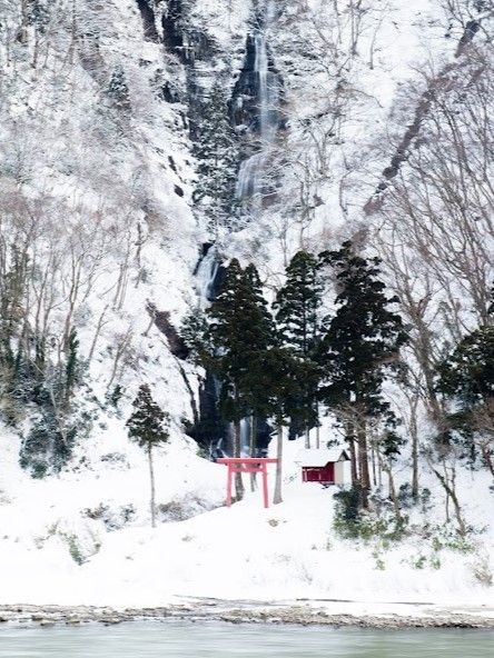 最上川乘舟體驗:(費用含乘舟體驗費用)
"最上川" 是河川之名, 為日本三大急流之一! 日本俳聖松尾芭蕉曾經造訪過最上川,並留下著名俳句「五月雨をあつめて早し最上川」, 這句俳句表達了梅雨的雨水(五月雨)匯入最上川,使得水位上升,水流變得更急的景象。
體驗乘船時, 我們可聽到日文版山形方言的歌詠之外, 為感謝台灣支援東北大地震, 船夫會特別吟唱給台灣旅客聽中文版本喔~
冬天的乘舟體驗特色:
1. 帶有暖爐的乘舟體驗
2. 觀賞兩岸雪景
3. 乘舟前,可於碼頭土產店 自購溫暖的清酒,零食 於舟上享用