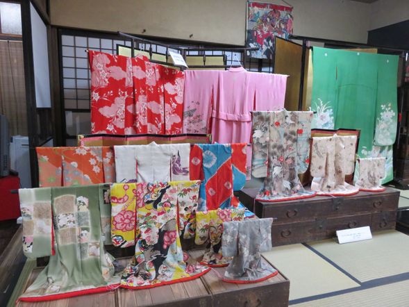 和服著裝體驗(租借)(停留約30分):
可從約 40 種色系與設計中挑選喜歡的和服款式,亦提供男性及兒童尺寸。
換上和服後,踩著木屐漫步於角館古色古香的街道,彷彿穿越回江戶時代,是深受遊客喜愛的拍照體驗。
※需選擇 含和服著裝體驗方案