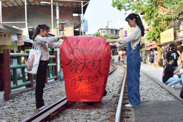 十分駅・天燈上げ (約1時間)
ローカル線「平渓線」の中心の街である十分。線路の両脇にはお店が並んでおり、買い物も楽しめます。また、十分で有名なのが天燈上げ。天高く見えなくなっていく天燈に願いを託します。
*天燈はツアー料金に含まれないため、現地払いとなります。