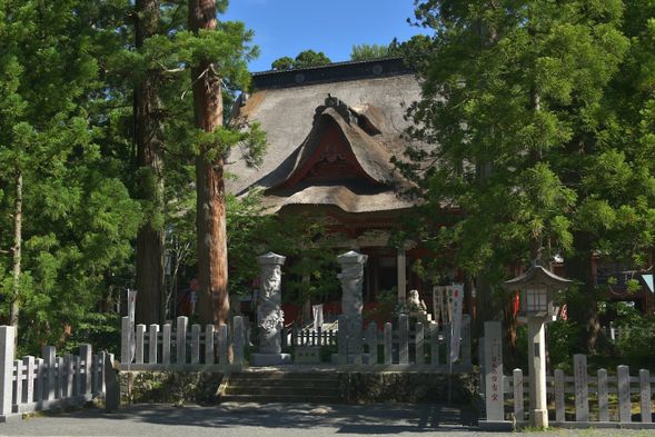 羽黑山神社(出羽三山)|千年杉木參道與靈氣聖地參拜體驗
踏上羽黑山神社壯麗的千年杉木參道,深入日本山岳信仰的靈性聖地——出羽三山。這裡不僅是古老的修行之地,更是自然與信仰完美融合的象徵。漫步於參道間,感受被百年古杉環繞的神秘氣息,體驗寧靜而莊嚴的祈福時刻。
推薦給喜愛自然與文化深度旅遊的您,一起走入這片充滿靈氣的聖地,感受日本山岳信仰的獨特魅力。
