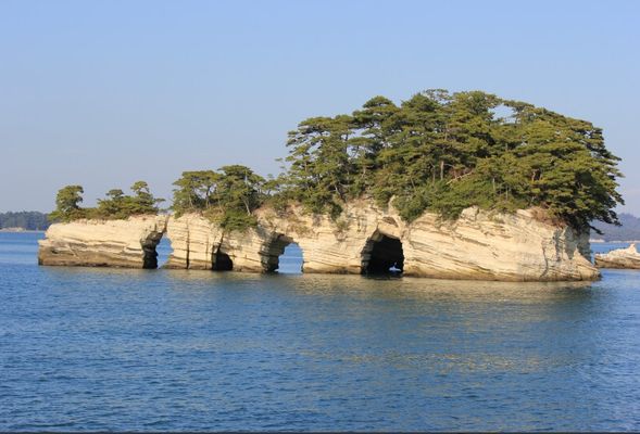 松島港
松島是日本三景之一,以其超過260座島嶼構成的壯麗海灣景色而聞名,並獲得米其林綠色指南三顆星的最高評價。這裡不僅擁有星羅棋布的美麗海景,還擁有豐富的歷史建築和海產。造訪松島必做四大體驗:五大堂遊歷,搭乘松島觀光船,品嚐現烤松島牡蠣,以及探訪擁有1200年歷史的瑞嚴寺。