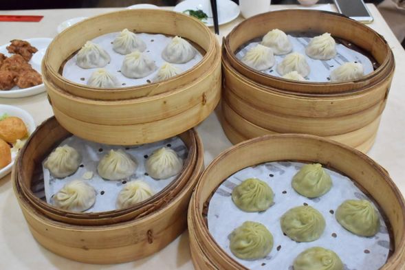 《京鼎樓ランチ付きプランをご予約のお客様》
京鼎樓(ジンディンロウ) へご自身でお越しください。
お食事スタート
注目すべきは、お茶色の烏龍茶小籠包!なんと日本のテレビ番組の企画で、台湾名粒の小籠包とお茶を一緒に楽しめるメニューとして生まれたのもの。今では看板メニューのひとつです♪(もちろんセットメニューに含まれます。)香りさわやかなお茶とお肉のうまみを味わって。