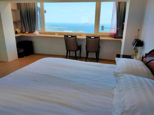 【候補ホテル2:古窗會館】
<お部屋タイプ>
景色ルーム
基本的に2名1室でのご利用となります。
・設備:
平面LEDテレビ、自動空調温度調節装置、冷蔵庫、電気ポット、乾燥機能付き洗濯機、浴槽、バス用品、ヘアドライヤー、バスタオル、フェイスタオル、室内スリッパ、無料の天然温泉水、コーヒーバッグ、ティーバッグ、クッキー、インスタントラーメン、オーシャンビュー