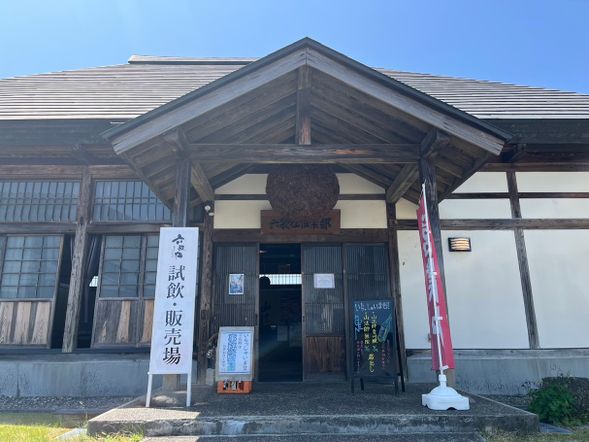 株式會社-六歌仙日本酒廠見學與試飲:(含入場費用)
位於山形縣東根市的酒廠,於1972年成立。由於具有公司經營規模與能力,目前為山形縣北村山地區5座釀酒廠共用的裝瓶廠。
「六歌仙」之名來自於平安時代家喻戶曉的詩人,期盼自己釀造的日本酒能如詩人吟詠的和歌般,令人心生共鳴。
酒廠內的展示空間整齊明亮且乾淨,亦富和風造景,產品種類豐富,有超辛口的清酒或迎合年輕人口感的氣泡酒。