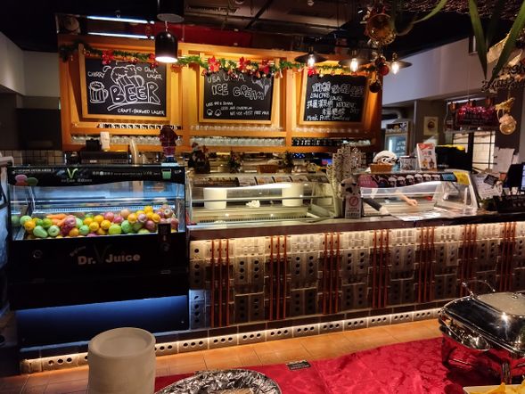 なめらかな口当たりのアメリカンアイスクリームで有名なBigtom。落ち着いた店内からは美しい翠湖の景色を楽しむことができ、屋外席からは台北101の眺めも堪能できます。濃厚なアイスクリームや本格的なコーヒーの味はもちろん、店内の雰囲気やメニューのビジュアルにもこだわっており、写真を撮りたくなるようなデザインと、リラックスしたひとときを過ごせる空間が魅力です。