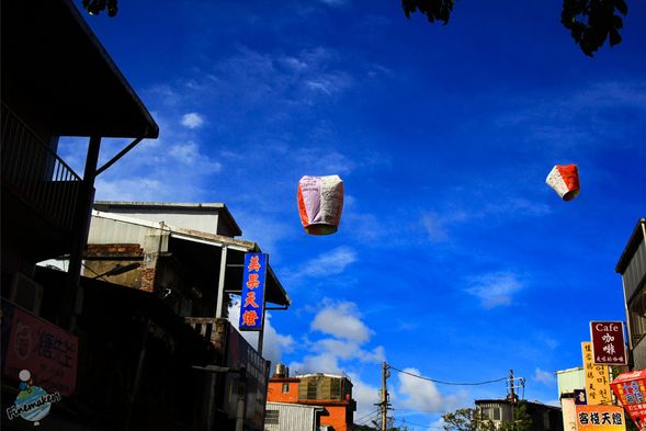 【十分老街】天燈(ランタン)体験 (約45分)
願いを書いた天燈を空へ放つ、台湾を代表する体験型観光スポット。線路沿いのノスタルジックな街並みも見どころです。
★単色ランタンをプレゼント!
・一組:1つ