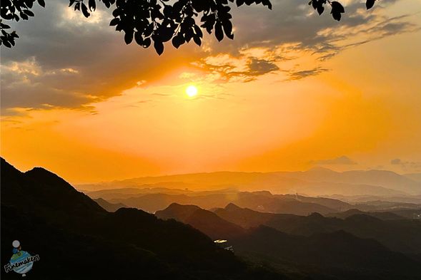 九份夕日と夜色観賞(滞在約1時間)
山あいに広がるレトロな街並み。夕暮れから夜にかけて、幻想的な雰囲気を堪能できます。