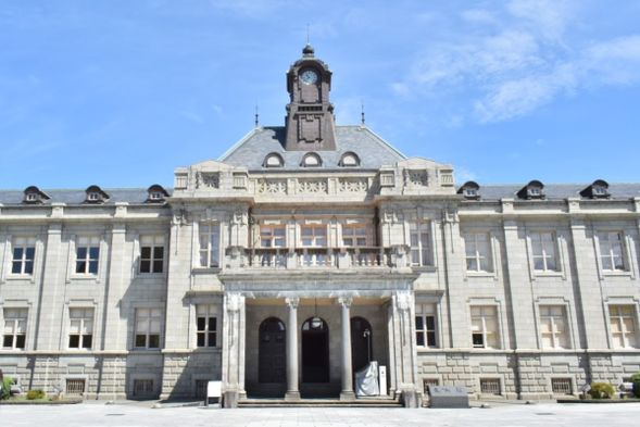 文翔館:
文翔館始建於1916年,是日本東北近代化的起點~建於大正初期(1912~1926), 文物復興建築群的代表,夾雜著濃濃的歐洲德式與英式風格 , 紅色磚牆與白色的大石地面舖面形成搶眼的對比,偶而於廣場內舉辦的演奏會讓人彷彿置身於歐洲的錯覺; 文翔館的鐘樓是仍在作動的大鐘內, 年齡僅次於北海道的大鐘喔