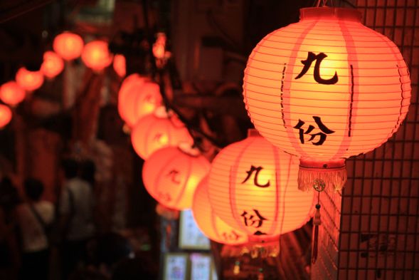 九份を散策
『千と千尋の神隠し』で有名な人気観光スポット!古い町並みに趣きを感じます。お茶も有名なので、雰囲気のあるカフェでのんびり過ごしたり、珍しいお茶のお土産を探すのもおすすめです。