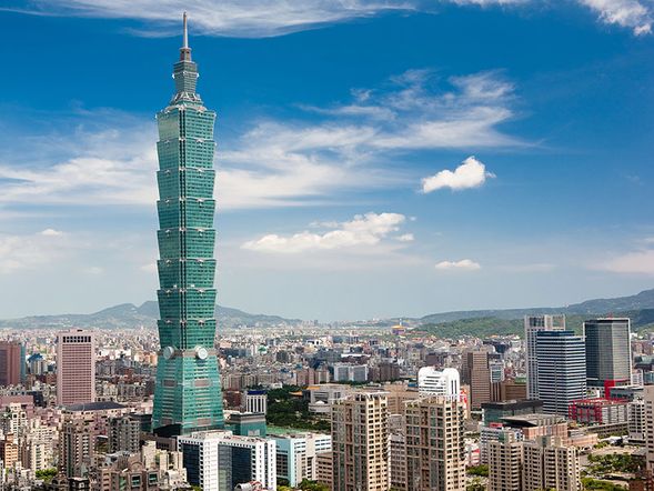 インスタ映え 台北101
カメラ女子の気持ちも踊る♪
四四南村から歩いて4分ほどで台北101へ。台湾で最も高層の絶景タワーは有名。周辺も華やかな都心エリアで絶賛写真ポイントをまわります。