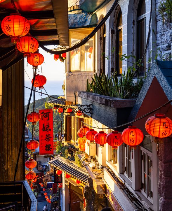 【九份老街】(約1時間)
赤提灯が並ぶレトロな山城・九份老街を自由散策。
ノスタルジックな街並みや、石畳の路地に並ぶお土産店・茶芸館などをゆったりとお楽しみいただけます。
※滞在時間は、当日の交通状況等に応じて調整させていただく場合がございます