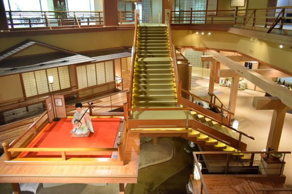 大川莊巡禮
大川莊日式旅館, 這裡便是近期人氣沸騰,動畫 - 鬼滅之刃 之內「無限城」相似度極高的日式旅館, 若於現場演奏時間內抵達, 將能現場欣賞日本三味線表演者的演奏, 而住宿者 除演奏時間之外, 可穿著浴衣前來自由拍照, 在這兒可得先注意一下相機記憶體是否足夠呢