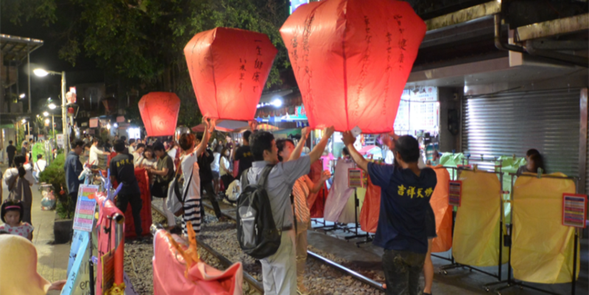 十分にて天燈上げを体験