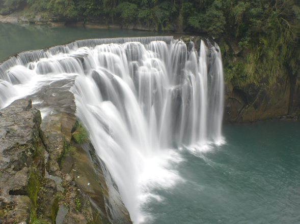 十分瀑布(停留約1小時)
瀑布落差約20公尺,寬度約40公尺,水流如半圓般傾瀉而下,因此有「台灣尼加拉瀑布」之稱。