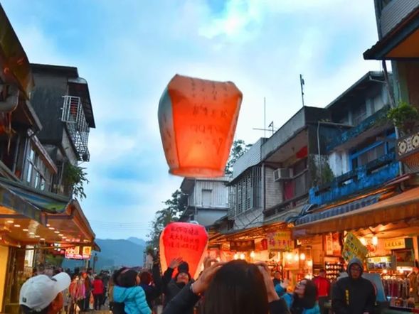 Sky Lantern Experience at “Shifen Old Street” or “Jingtong Old Street” (approx. 50 minutes)
Jingtong, the final station of the Pingxi Line, is full of nostalgic Taiwanese charm. Less crowded, it allows a relaxed sky lantern experience. Write your wishes on the large paper lantern and let it rise into the evening sky. Legend says if the lantern flies straight, your wishes will come true. Watching it ascend and disappear is truly exciting.
※Lanterns provided: one per sedan, two per wagon.