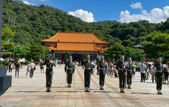 忠烈祠 衛兵交代式
「忠烈祠」は、国のために活躍した33万人の英霊が祀られている場所です。第二次世界対戦終戦後、名称が「護国神社」から「忠烈祠」に改められました。こちらは車内からの見学です。