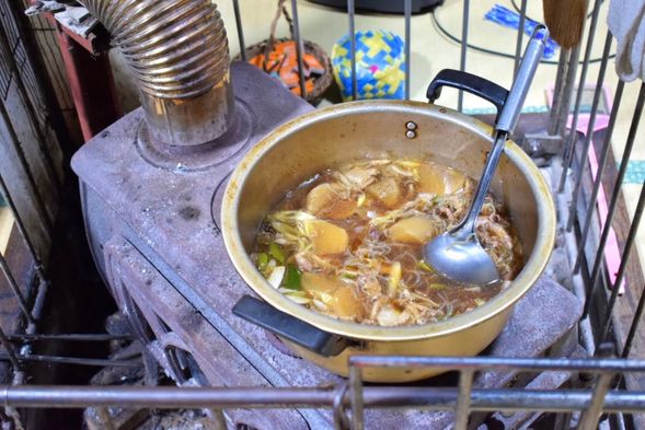 晚餐
於山形的小國町,傳統狩獵方法與獵熊仍被保留著,當地人稱獵人們為"MATAGI",亦即為冬天的獵人! 獵到的熊肉與眾人平等均分,不分年紀, 烹煮則以鍋物為主,並以壽喜鍋的調理方式完成; 湯頭清爽風味獨特。還有使用當地山形地雞、自家栽培的蔬菜和山菜料理,保留食材的原味。在爐邊享用美味的山野食材,獵人子女能英語交談,產生的互動提供深刻體驗與大自然共生的鄉土魅力。