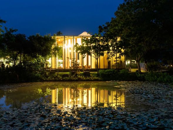 1.-② 【南投埔里紙教堂】 (※入場料現地払い)
1999年に台湾中部を襲った921大震災の後、日本との交流を通じて設置されました。紙製の58本の筒状の柱がテント式の屋根を支える構造で、かつて日本の阪神大震災で焼失したカトリックたかとり教会の敷地に建てられていたものです。その歴史とデザインの美しさから、多くの観光客に愛されるスポットとなっています。
(写真はFinemakers Co. Ltd提供)