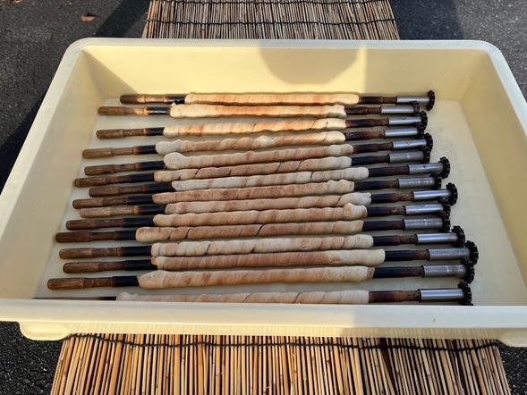 文四郎傳統 日式烤麩的體驗與試吃:(含體驗費用)
是一家160年悠久的麩製作工坊,店面沿襲古來的日式風格, 手工製做各式麩製品與副食品。
我們的體驗中,叢生麩開始到輕度發酵,手揉,到捲捲黏上挺棒後進入烤箱後成為成品, 很像法國棍麵包熱熱的切開後 搭配奶油,果醬即是一道美味健康的零食喔,現場我們也準備一道傳統日式湯品供於北國中,暖暖您的胃; 並在主人公爽朗的介紹中,體驗豪爽的東北人真性情吧