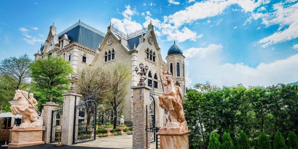 1.-① 【コナズニーナチョコレート夢城観光工場】(※入場料現地払い)
中世ロココの華やかなデザインが特徴のチョコレート工場。教育と娯楽が融合した観光施設として知られ、カカオの知識を楽しみながら学ぶことができます。館内ではチョコレートの無料試飲やヨーロッパ風宮殿衣装の無料体験も!お土産に美味しいチョコレートの購入も忘れずに。
(写真はコナズニーナチョコレート夢城観光工場所有者提供)