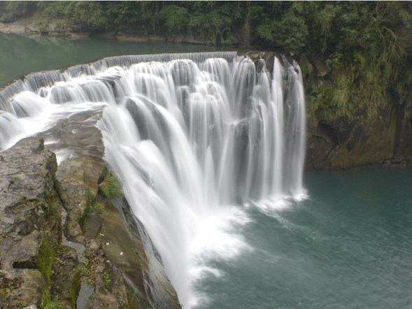 十分瀑布 (1時間)
落差約20m、幅約40mほどの滝です。園内にはキャンプ場やバーベキュー場などがあり、家族や友人とアクティビティも楽しめます。