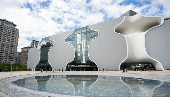 台中歌劇院 (約30分)
日本の建築家、伊東豊雄氏の設計により完成した台中歌劇院 。建物の中には、劇場やカフェ、屋上庭園などが設置されています。台中歌劇院は車窓からお楽しみいただきますが、少しの時間、台中歌劇院の建物内に入ることもできます。