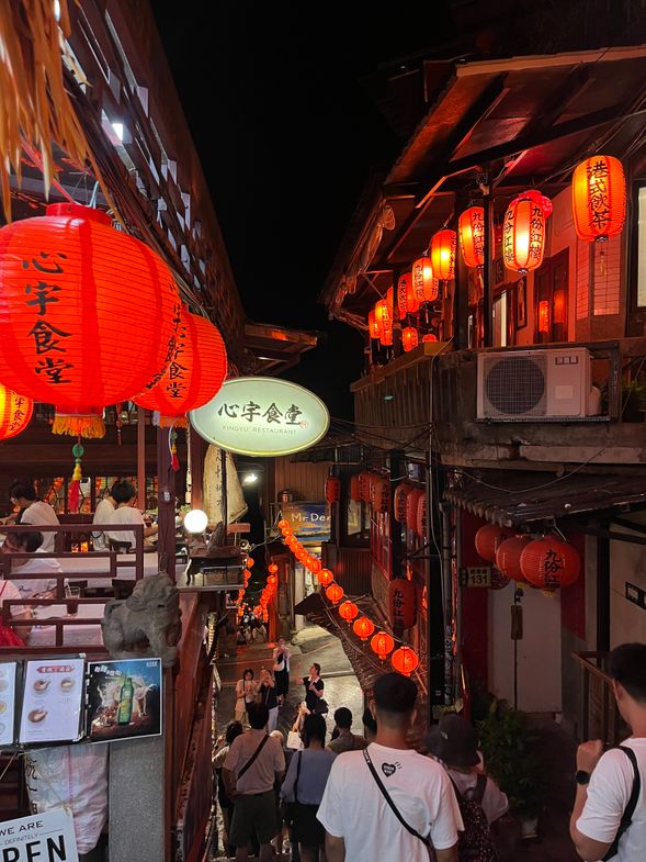 散策後、ご自身で民宿にお帰り
19:30頃から徐々に日帰りの観光客が帰路につき、混雑が和らいだ九份で夜景をお楽しみいただけます。散策後は、ご自身で民宿にお帰りください。