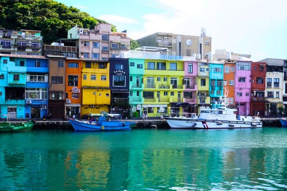【正浜漁港彩色街屋】(約5分)
パステルカラーの街並みが可愛らしい港町で記念撮影。SNS映えする人気スポット。