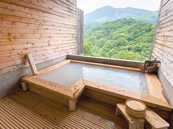 涌蓋溫泉-豐禮之湯(大眾浴池)
根據情況,你可以選擇包場溫泉,或是男女分開的大眾浴池。
位於阿蘇郡小國町的WAITA溫泉鄉,這裡擁有100%純天然自湧,色澤鮮豔的白藍色溫泉。
※若您希望使用包場湯屋,請於當日向導遊支付額外費用。價格會依包場湯屋的種類而有所不同,請當日向導遊詢問。