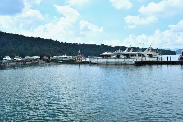 3.-①【日月潭遊覧船巡り】 (※乗船チケット現地払い)
湖畔を周遊する遊覧船に乗船いただけます。
遊覧船の発着地は朝霧、水社、伊達邵、玄光寺の4つの中からお選びいただけます。
全行程1時間半ほどです。湖の中ほどには拉魯(ラルー)島という小さな島があります。ここはサオ族の人々が精霊の集う場所としてとらえていた聖地で、日本統治時代は玉島、戦後は光華島と呼ばれていました。現在はサオ族の呼称に従って拉魯島と呼ばれています。ここを境に東側は円形なので「日」潭、西側は三日月形なので「月」潭と呼ばれています。
(写真はFinemakers Co. Ltd提供)