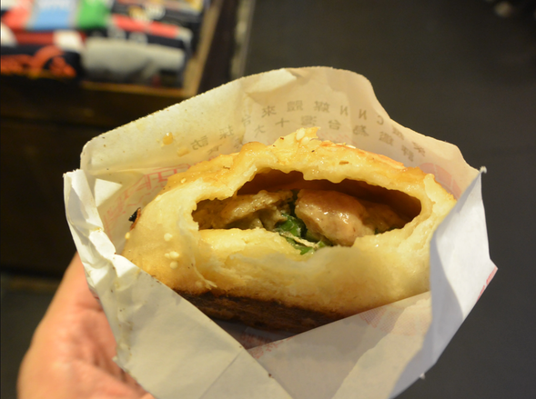 饒河夜市
夜、台湾の街の至るところで開かれる屋台、夜市。その中でも古い歴史を誇り、地元民の生活に根付くのが饒河街夜市です。名物料理の薬燉排骨や胡椒餅(画像)などのグルメ、雑貨や産毛抜き、占いなど見たことのない屋台までがところ狭しと並んでおります。 是非夜市ならではの雰囲気と食べ歩きをお楽しみください。 ドライバーおすすめのお店もこっそり聞いてみては!?
(写真はFinemakers Co. Ltd提供)