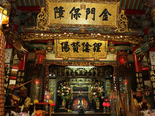 新竹城隍廟を参拝、町並み散策 (40分)
東方美人茶の生産地としても有名な新竹に到着。
1748年に建てられた新竹城隍廟を訪れます。周辺には新竹名物のビーフンなど、B級グルメを味わえる屋台も!