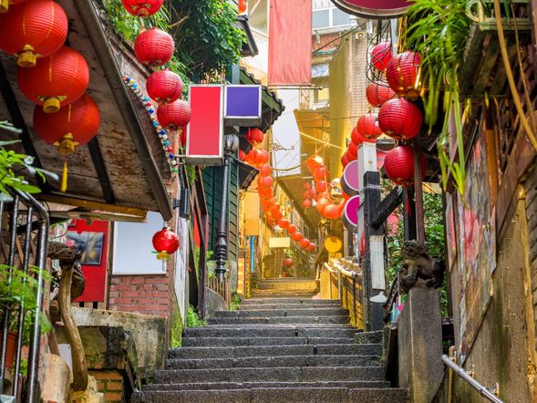 九份 (2時間)
約1時間ガイドがご案内(自由散策も可能です)
「千と千尋の神隠し」で有名な人気観光スポット!古い町並みに趣きを感じます。お茶も有名なので、雰囲気のあるカフェでのんびり過ごしたり、珍しいお茶のお土産を探すのもおすすめです。
《『九份心宇食堂』夕食付きプランのお客様》
1時間のガイドの後、九份心宇食堂 までご案内します。 (滞在時間:約1時間)
※レストランでのお食事はガイドの案内はつきません。