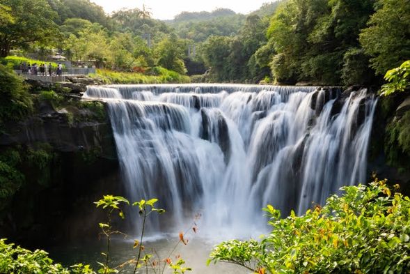 Shifen Waterfall (Approx. 1 hour)
This scenic waterfall is about 20 meters high and 40 meters wide. The surrounding park area includes campsites and barbecue facilities, making it a great spot for outdoor activities with family or friends.