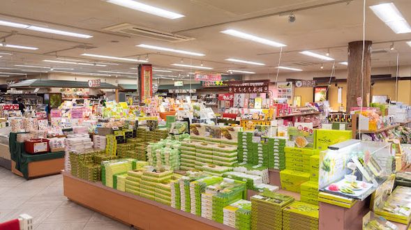 庄內觀光物產館 ふるさと本舖
旅程尾聲購物站,集結山形在地農產、手工藝與限定土產,帶回旅行記憶。