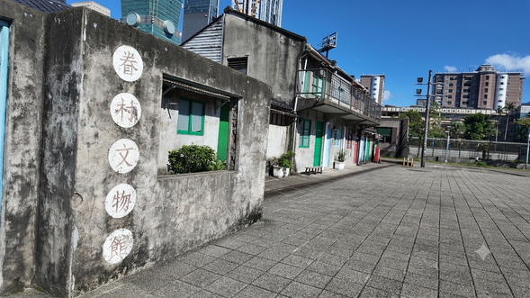 インスタ映え 四四南村(スースーナンツン)
映えるフォト間違いなし♪
かつての軍人村がおしゃれに大変身し、レトロかわいいスポットに!カフェや雑貨店、ベーグル店が並びます。花咲く路地に古き良き時代の面影を見つけてください。