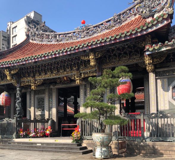 ◆女子旅におすすめ!龍山寺で縁結び祈願プラン◆ (約2時間)
台北随一のパワースポット龍山寺で良縁祈願!縁結びの神様「月下老人」に、縁結びをお願いしてみましょう。龍山寺は6:00~22:00までオープンしているので、九份+十分観光の前にも後にも行くことができます。