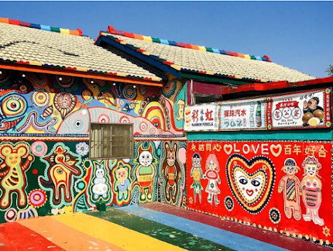 彩虹村 (約20分)
彩虹村はカラフルな壁画で知られる地区で、元々は退役軍人の住宅地でした。地元のお爺さんが自らの手で家々を色鮮やかに彩ったことで観光地となり、壁画には動物や人々、風景などが描かれ、そのユニークで楽しい雰囲気は可愛い写真が撮れるフォトスポットとして人気です。