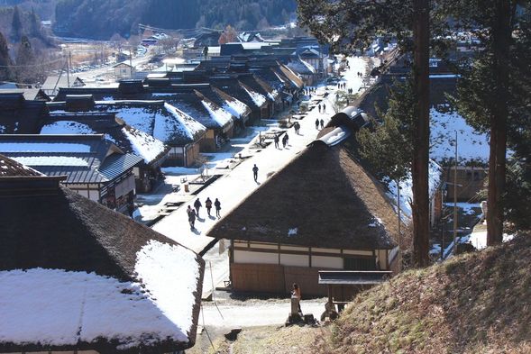 有小合掌村之稱的 - 大內宿 見學
大内宿,一個自江戶時代(約1640年)以來一直保留下來的珍貴宿場町,位於遠離城市的山區。沿著這條單一的道路,還保留著茅草屋頂的古老房屋,它們現在轉化為餐廳和紀念品店。您可以購買民間工藝品和當地的傳統特產作為紀念品。在這種懷舊的江戶時代風情中,仿佛時光倒流,讓您享受一種令人陶醉的錯覺。