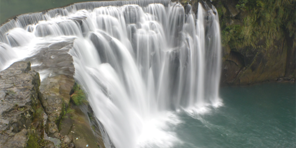 十分の滝 (約1時間)
落差約20m、幅約40mほどの滝です。半円に広がり水が流れ落ちる様子から「台湾のナイアガラ」と言われています。