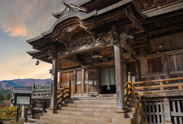 圓藏寺柳津觀音寺(會津三十三觀音的巡禮所之一)
虚空藏菩薩圓藏寺約於1200年前,由一德大師所建。它同時是福島十大祭典的場所,也是全日本百大賞櫻、賞楓與賞雪的名所,算是只見線上著名觀光景點與名寺。
寺廟特色之一是建立於巨岩之上, 前往主殿,路上需經一段陡度相當的階梯,請不要放棄,沒上去可能真的會後悔喔,天氣晴的時候,一整片銀白美景在等著您呢;除美景之外 古寺前方的兩雙巨大的草鞋 (遠古時代神人所穿? )也是觀光客爭相拍攝的景點之一喔;
另此處也是東北代表吉祥物 - "紅牛"的發祥地喔! 其發祥的原因,等您們到現場再探索喔
※此為不同時節的風景