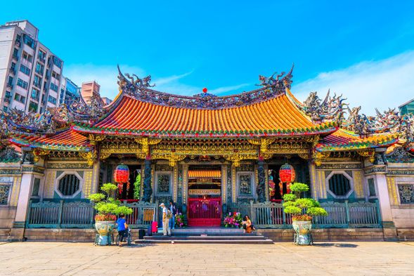◆ Make a Love Wish at Longshan Temple Plan (Approx. 2 hours)
Visit Longshan Temple, one of Taipei’s most famous spiritual spots, and pray for love and good relationships.
The temple is open daily from 6:00 AM to 10:00 PM, so you can visit either before or after the Jiufen & Shifen portion of your tour.