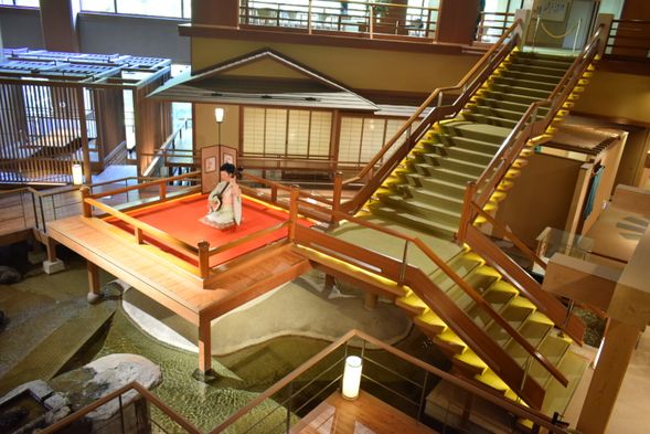 大川莊 (有住宿者Check in)
在沿著大川溫泉的小鎮中,這家古老的旅館以被大自然所環繞,坐擁壯觀的自然美景而自豪。也因為被說成像是動畫《鬼滅之刃》中戰鬥場景的「無限城」的實景而受到關注,被形容與無限城十分相似。而這家旅館的三大特點是「風景、食物和溫泉」。特別是溫泉,它的設施讓您可以在壯觀的山脈和山谷景色的陪伴下享受自然溫泉浸浴。不妨在旅行的最後一站,來這家旅館放鬆身心,舒緩疲勞。