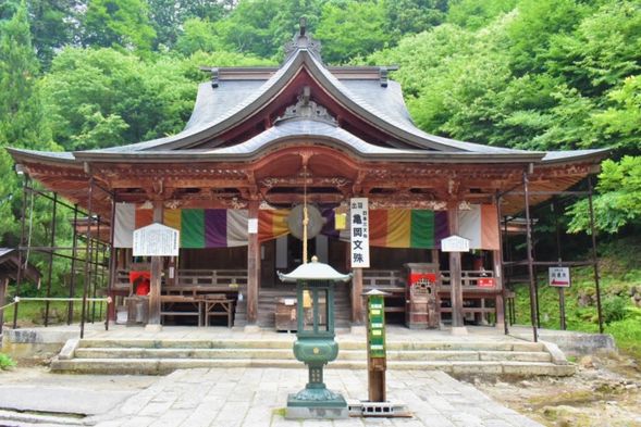 龜岡文殊大聖寺 (參觀)
大聖寺位於山形縣東置賜郡高畠町亀岡,是一座真言宗智山派的寺院,通稱為「亀岡文殊」。該寺的山號為松高山,本尊為大日如來。寺內的文殊(菩薩)以主掌智慧、學業聞名。龜岡文殊與丹後(京都)的切戶文殊、大和(奈良)的安倍文殊並列為日本三大文殊之一。