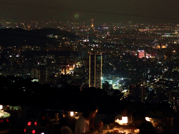 ◆カップルにおすすめ!陽明山のロマンチックなレストランでディナー◆ (約2時間+ディナー) 台北で人気のデートスポット「草山夜未眠」は、陽明山にある絶景レストラン。台北の夜景を見渡せるロマンチックなムードの中でディナーをお楽しみください。 ※「草山夜未眠」でのディナーをご希望の場合は、1時間以上の延長をおすすめします。 ※弊社での座席予約は承っておりません。現地で席をお待ちいただく必要がございます。 ※お食事代は現地支払いとなります。