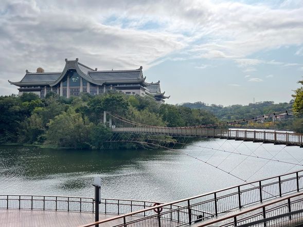 峨嵋湖、細茅埔吊り橋
桐の花で飾られた橋塔と、吊り橋から眺める見晴らしの良い峨湖嵋の眺めは、峨美湖を代表する風景となっています。
湖の周りの小道を歩き、シラサギやゴイサギなどの水鳥の生態をゆったりと鑑賞することもできます。
(写真はFinemakers Co. Ltd提供)