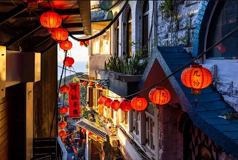 九分観光
「千と千尋の神隠し」で有名な人気観光スポット!古い町並みに趣きを感じます。食べ歩きやお土産探しをしながら基山街をたっぷりお楽しみください。