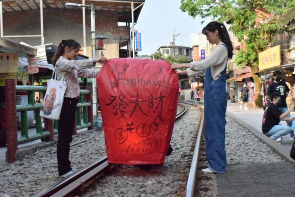 十分で天燈上げ体験 【夕方の十分+夜の九份プランのお客様のみ】
※ランタンの料金は含まれませんので、現地でご購入ください。4色ランタンは1つTWD250となります。