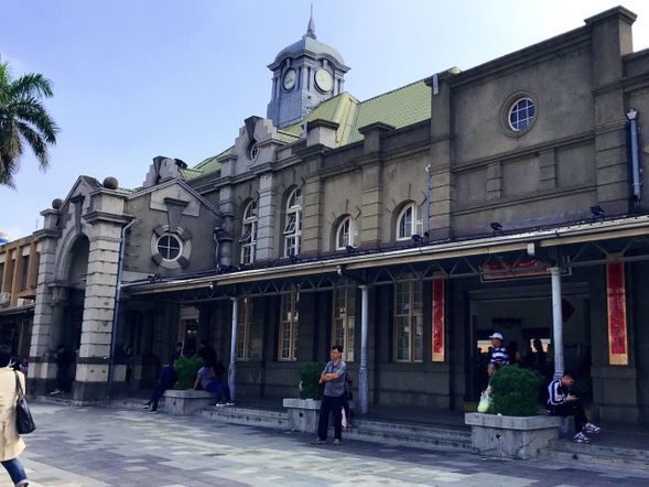 新竹駅
100年以上前に完成した新竹駅は台湾最古の駅ともいわれ、東京駅の姉妹駅でもあります。
新竹の町にとけ込むレトロで立派な佇まいの駅舎をご覧ください。